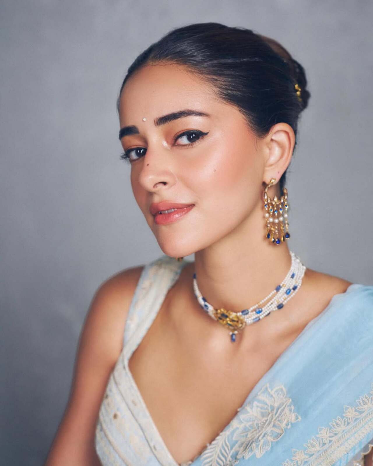 She completed her look with jewelry, including a striking kundan choker and matching dangling jhumkas.